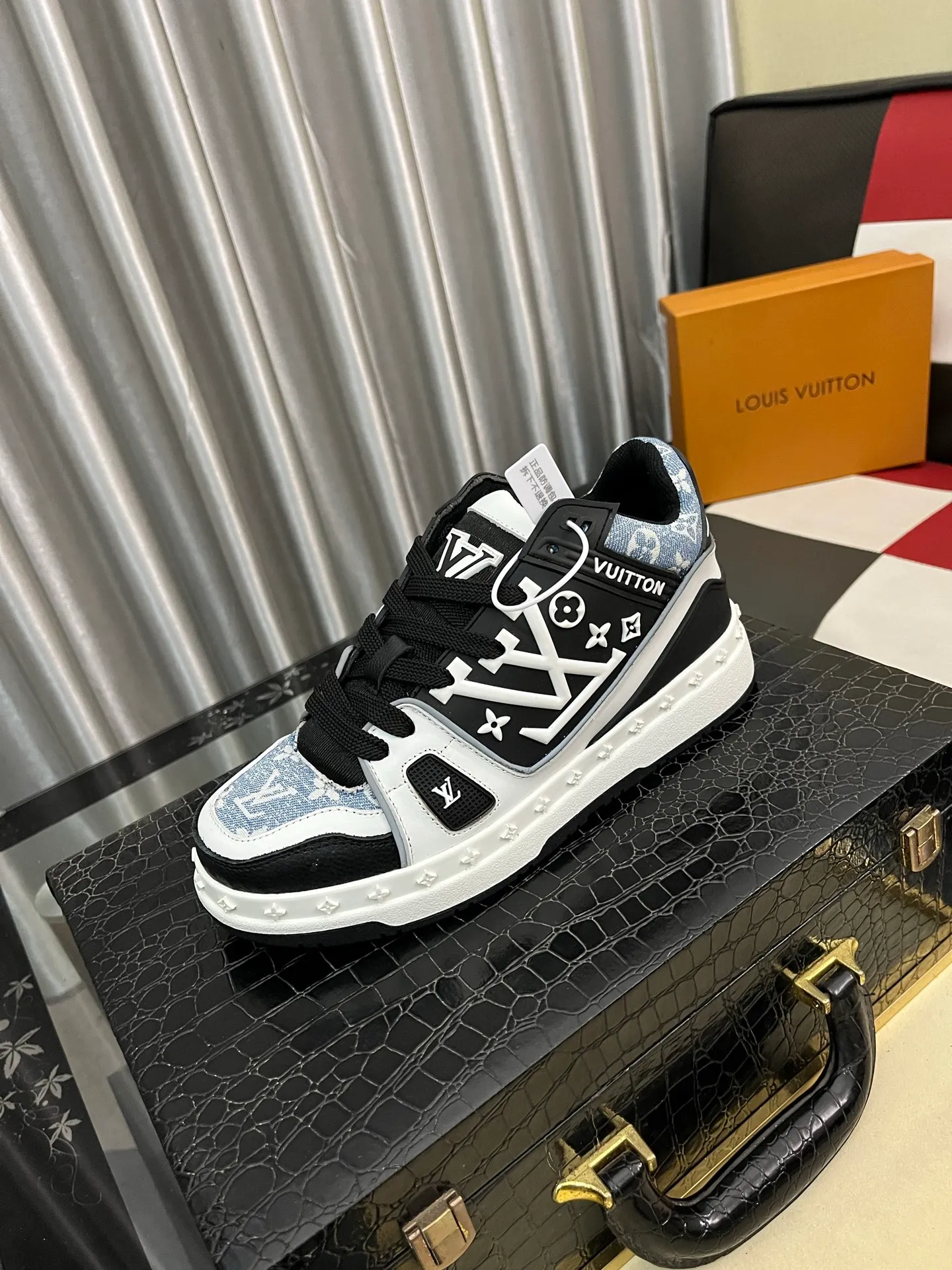 Men's men's shoes 💰620⌚️⌚️ Comes with full packaging "Loui* Vuitto*" LV's new Gaobang sports and casual shoes. Imported first-layer cowhide ➕ Imported sheepskin lining is high-end and comfortable, and the original outsole is light and wear-resistant! Purely handmade, details determine quality! Size 38-442️⃣Colors available
